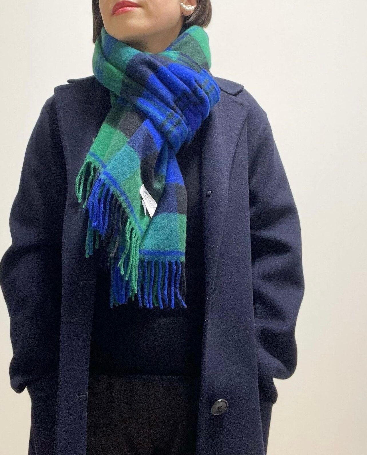 チェックマフラーとネイビーコート