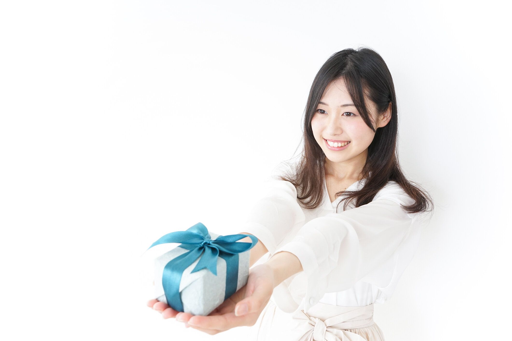 プレゼントと若い女性