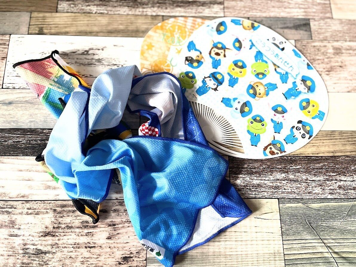 うちわやクールタオルなどのもらった暑さ対策グッズ