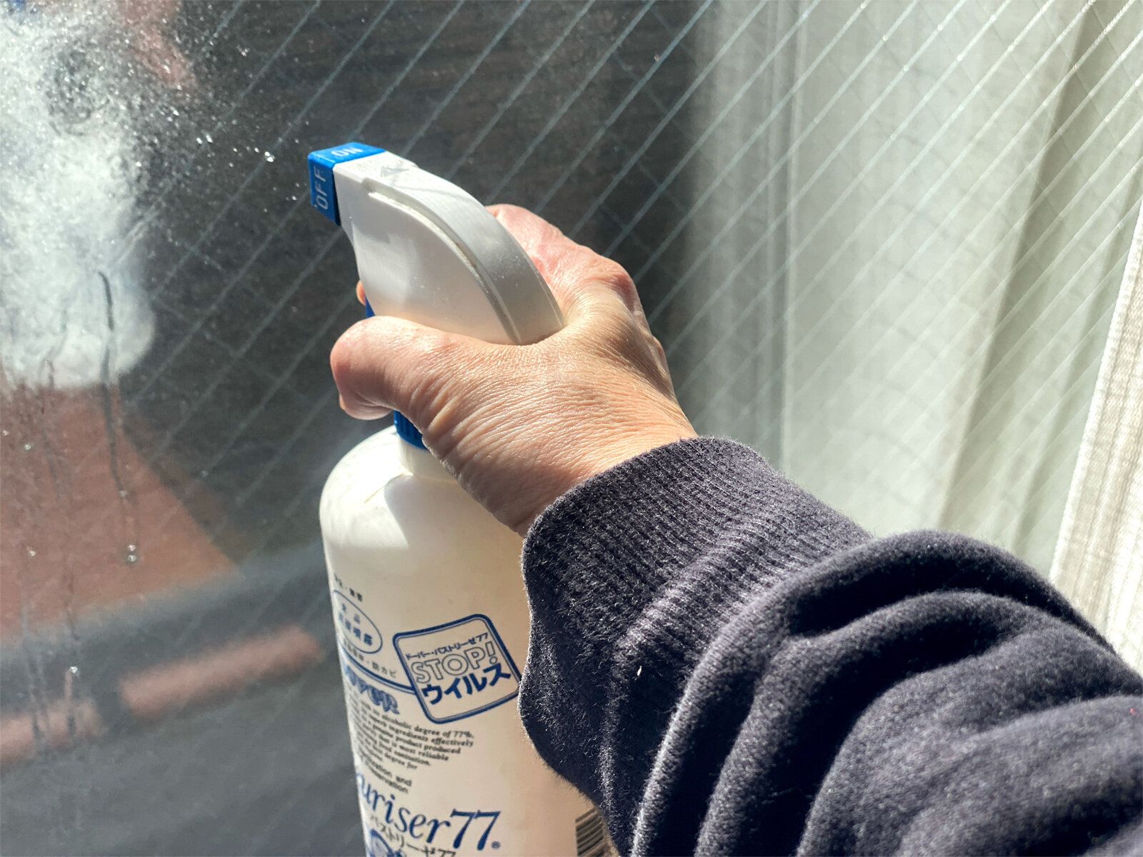 窓ガラスはアルコール除菌スプレーで
