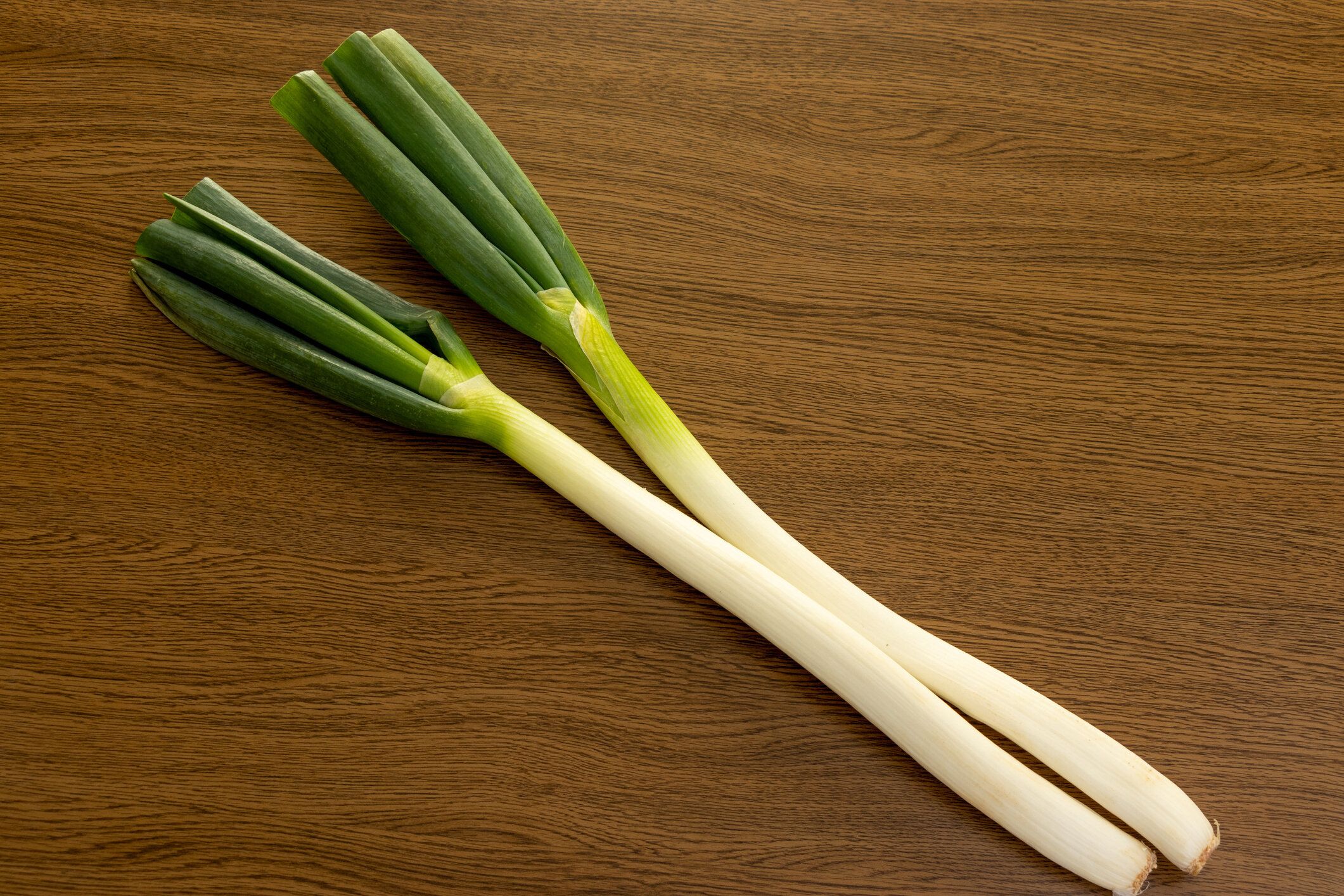 木の板の上のネギ