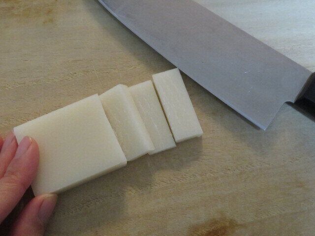 餅はリンゴと同じくらいの厚みに切る