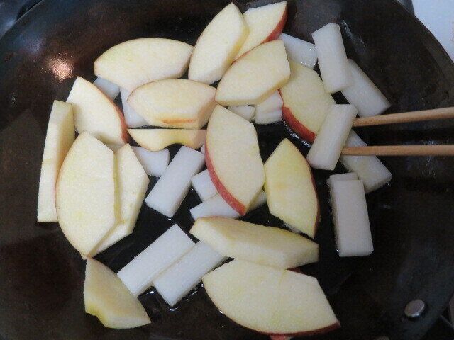 リンゴと餅をフライパンで炒める