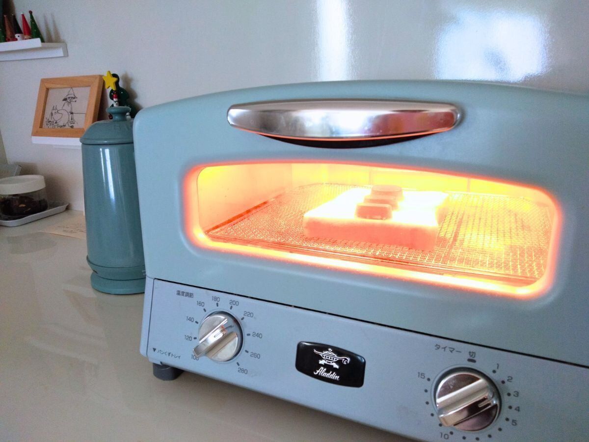 オーブンで焼かれているザクうま食パン