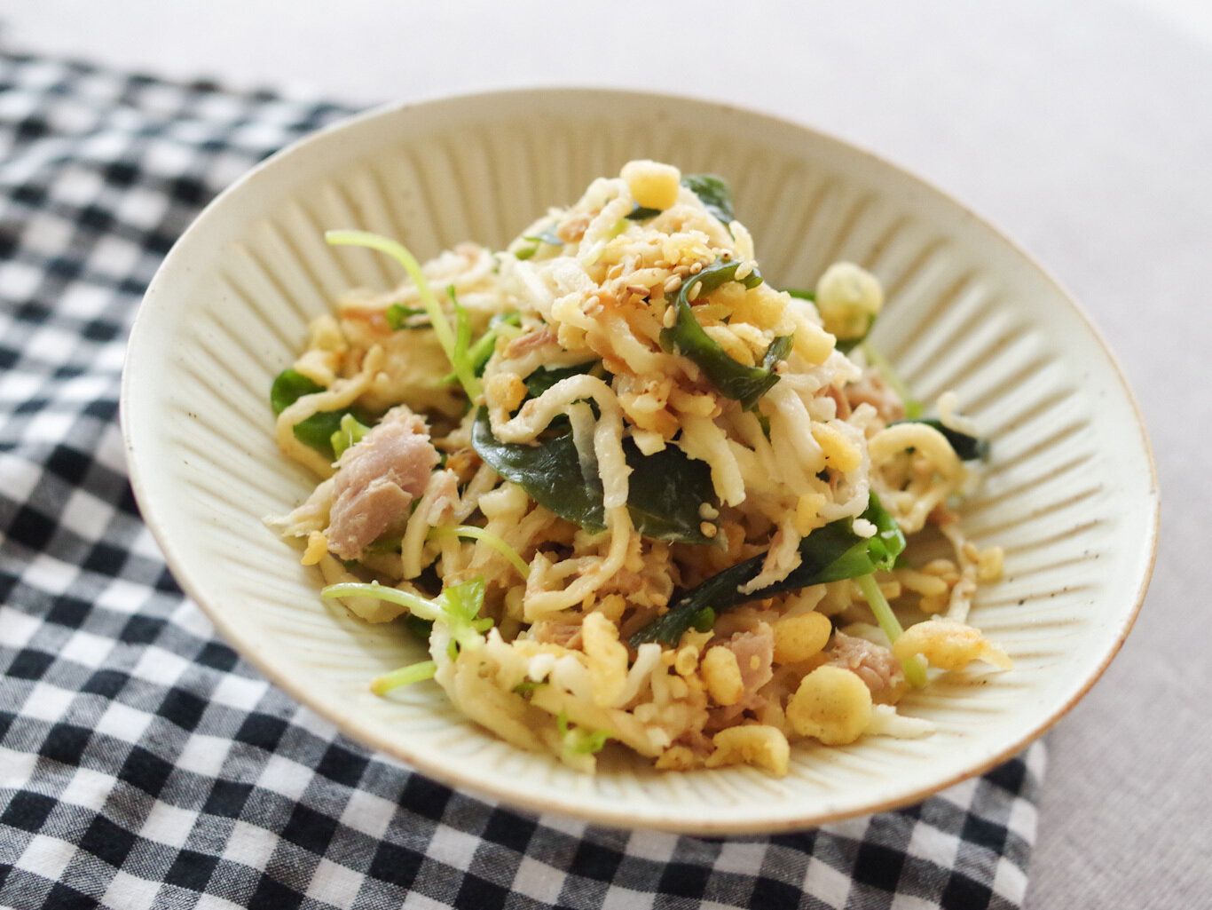 まるで食べるスポンジ?!ぐんぐん水分を吸ってくれる“乾燥わかめ”の活用方法