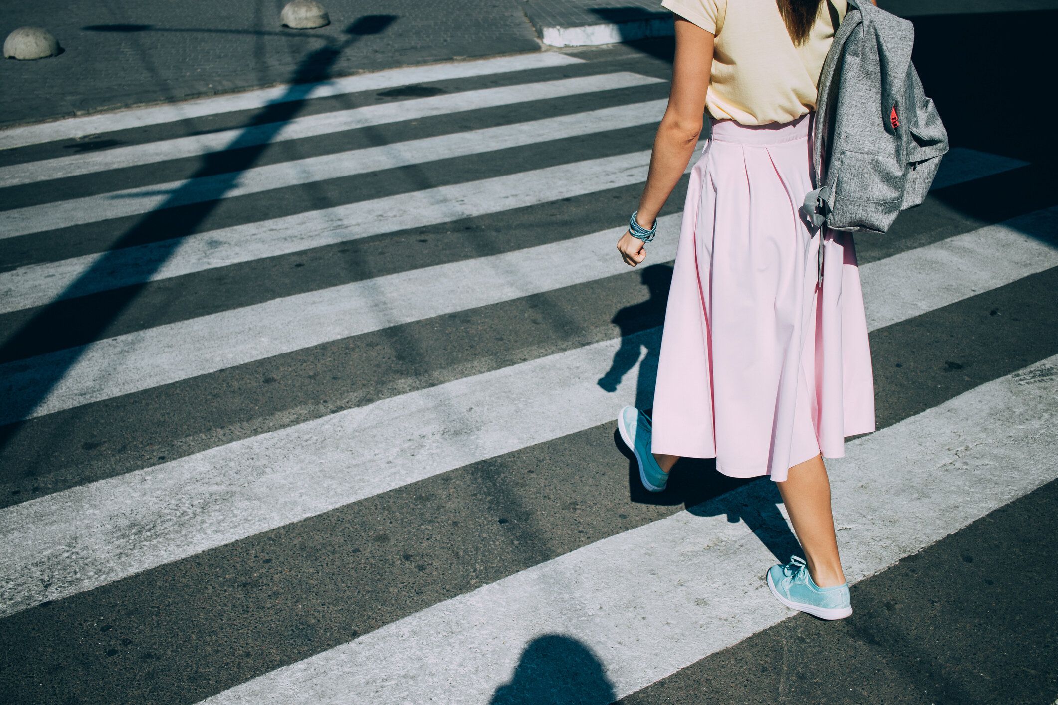 ピンクのスカートを身に着けている若い女性の後姿