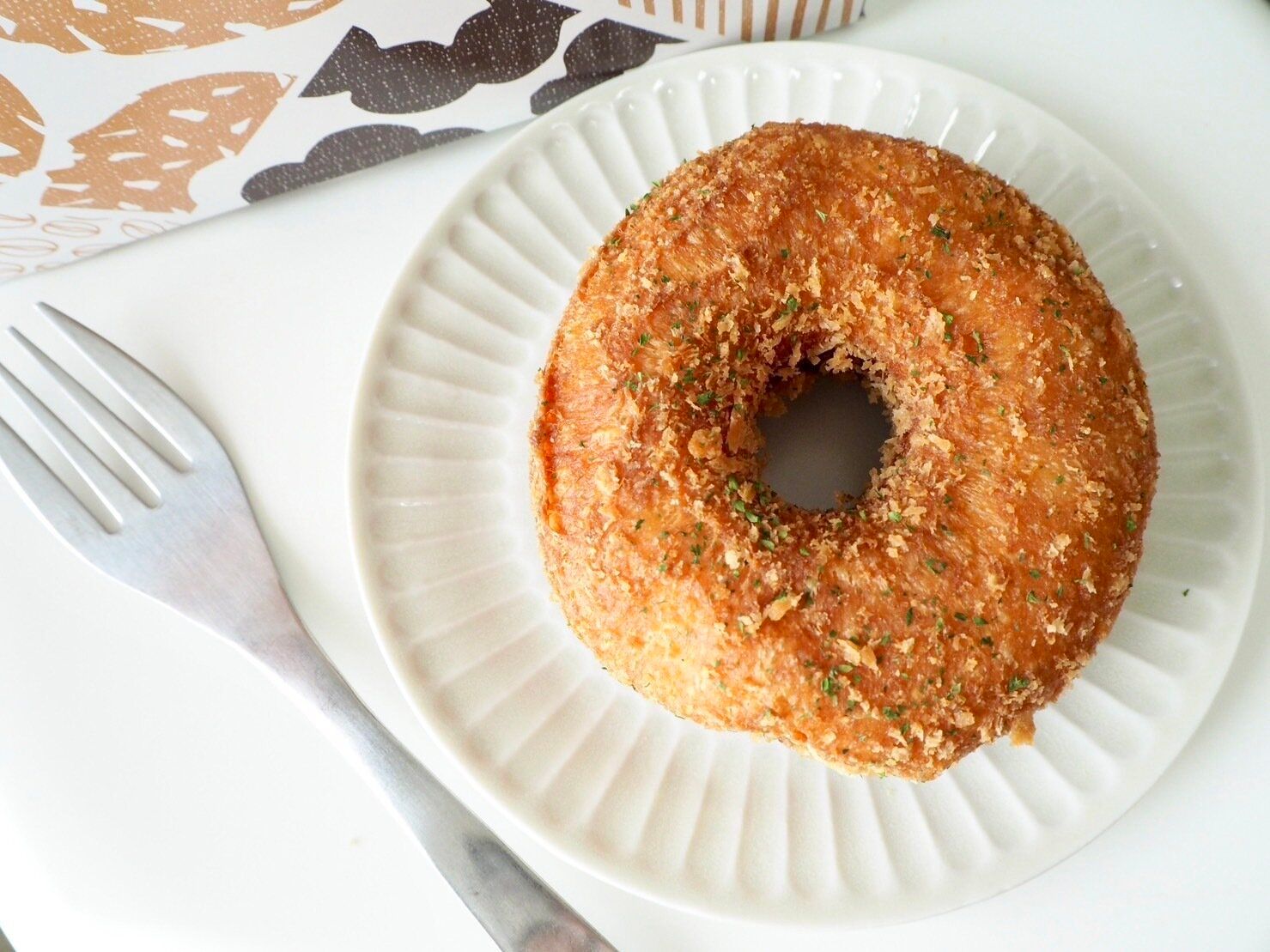 ミスタードーナツ「ザクもっちリング カレー＆タマゴ」商品写真