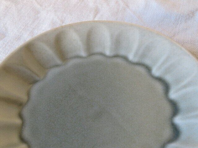 外側にしのぎのような模様がある