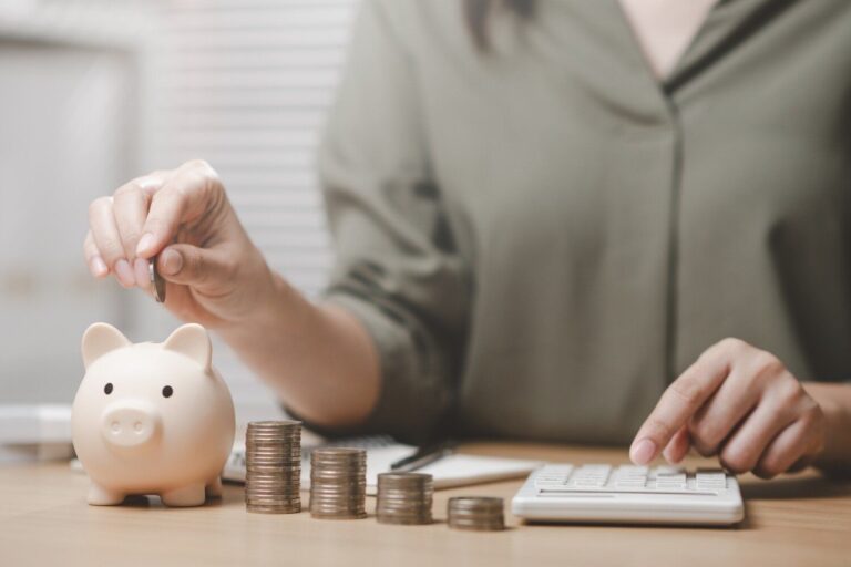 半額商品を買う人は貯まらない!?お金のプロが指摘する貯まらない人の「5つの習慣」