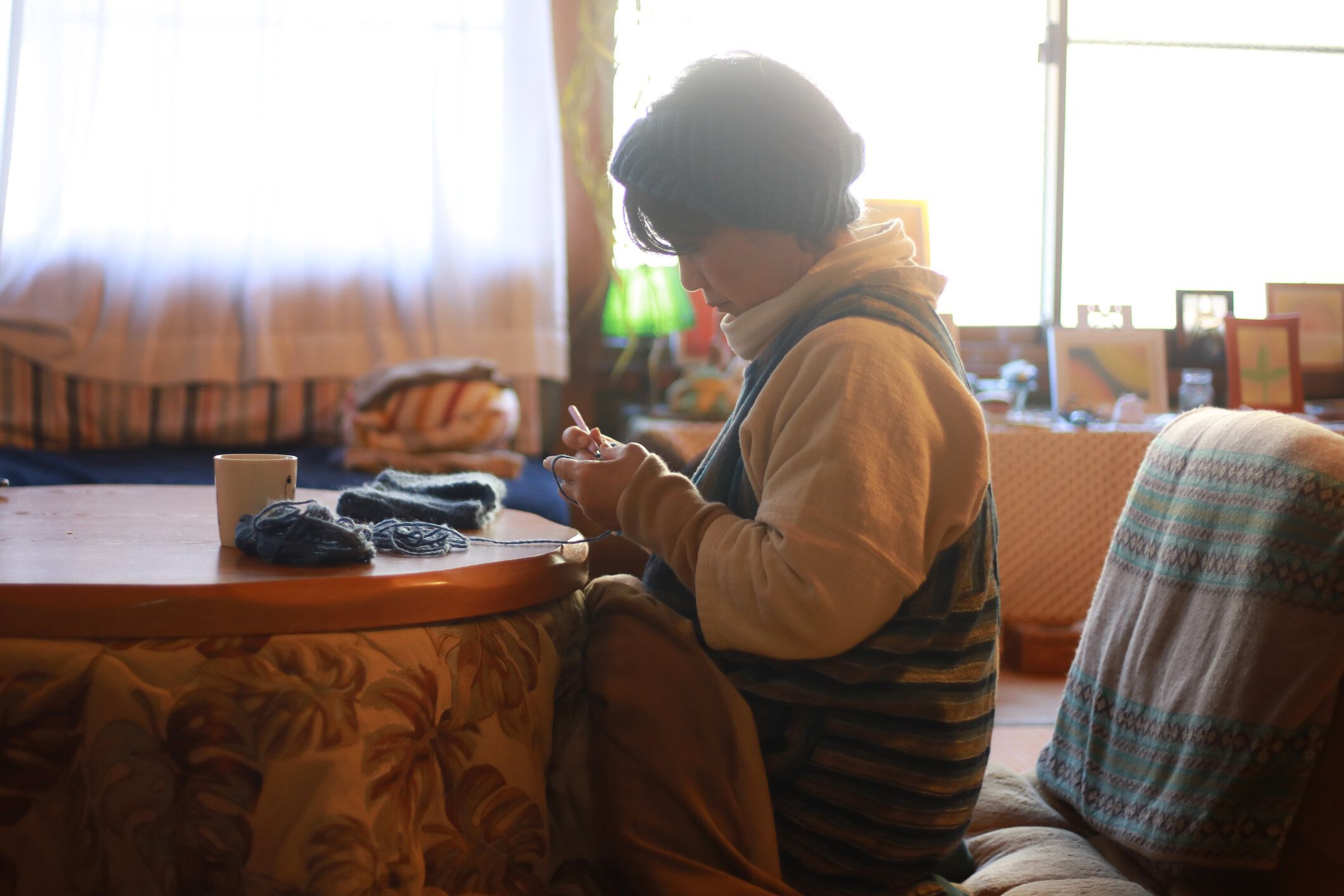 女性の手編みのネックウォーマー