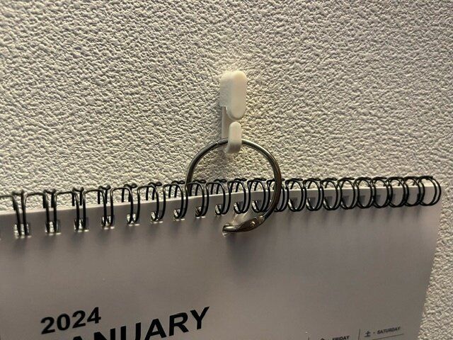 【ダイソー】これなら何度も穴を開けない！！超便利なカレンダ用フック！