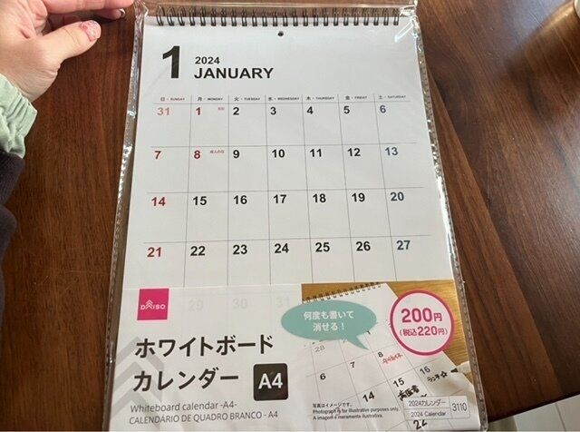 【ダイソー】これは便利！書き込んでも消せる！こんなの欲しかった！カレンダーとは