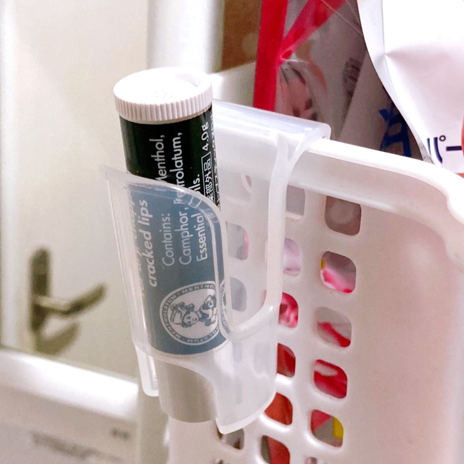 薬味チューブホルダーにリップクリームを入れる