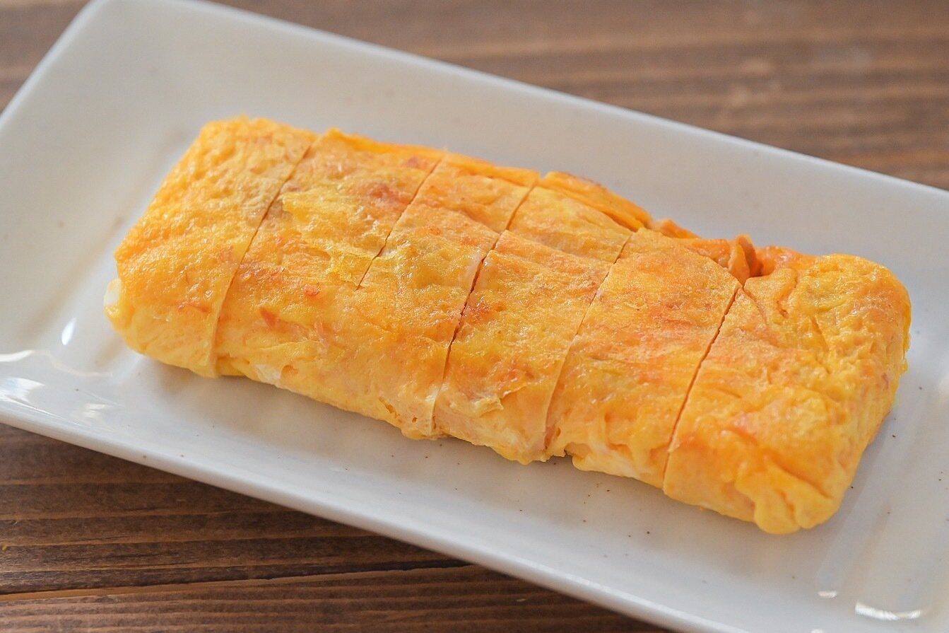 白い皿にもられたさけめんたい卵焼き