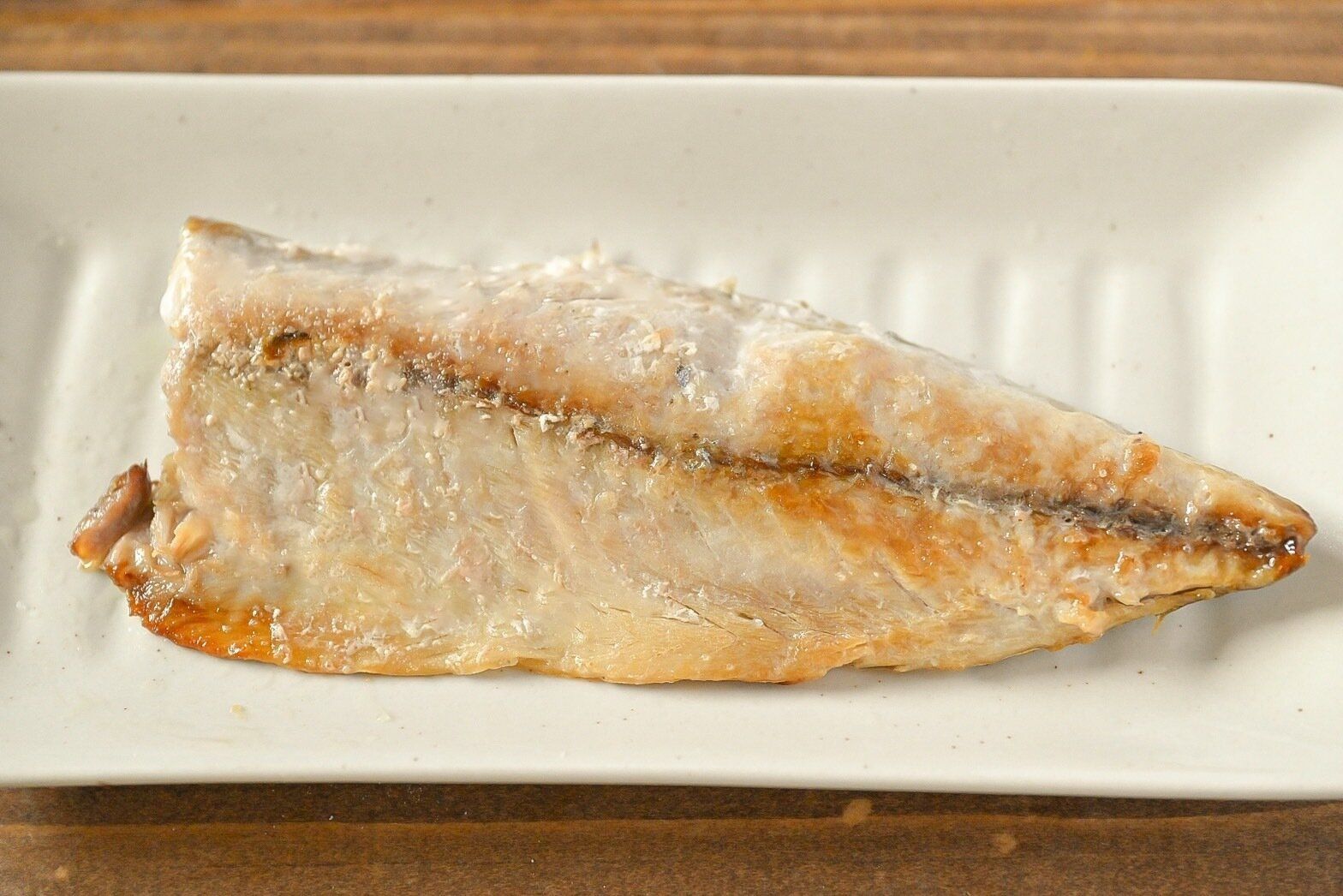 白い皿に盛られた焼いたさば