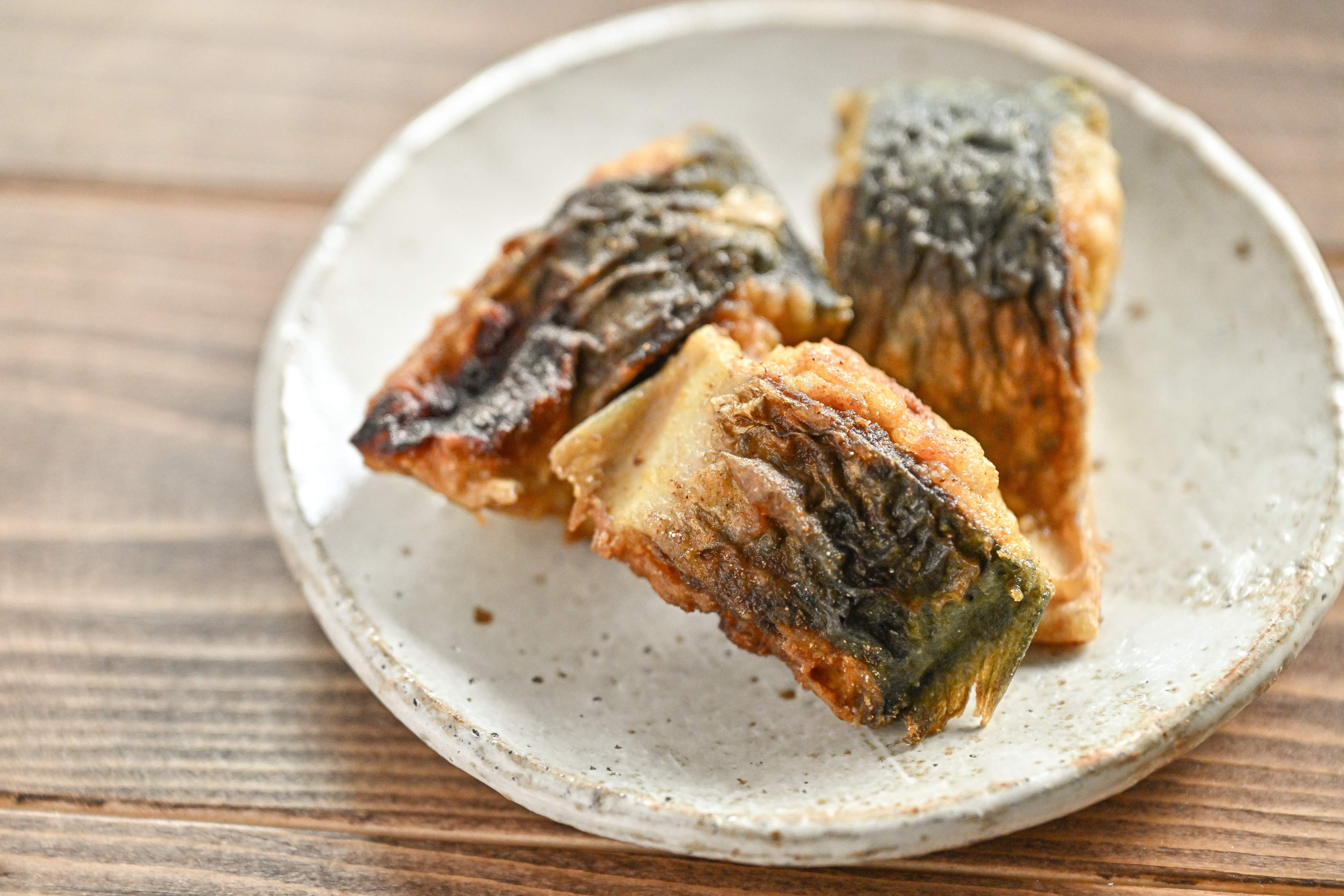 陶器の皿に盛られたさばのカレー焼き