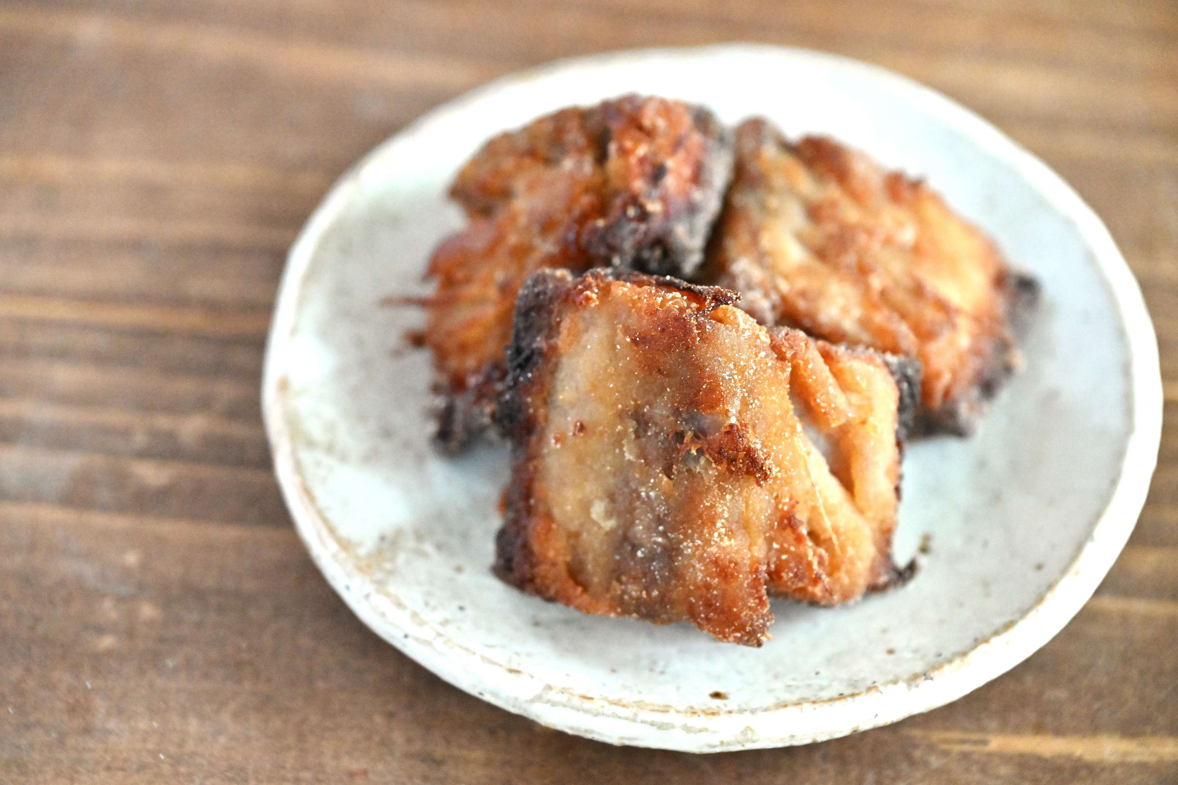 皿に盛られたさばの唐揚げ