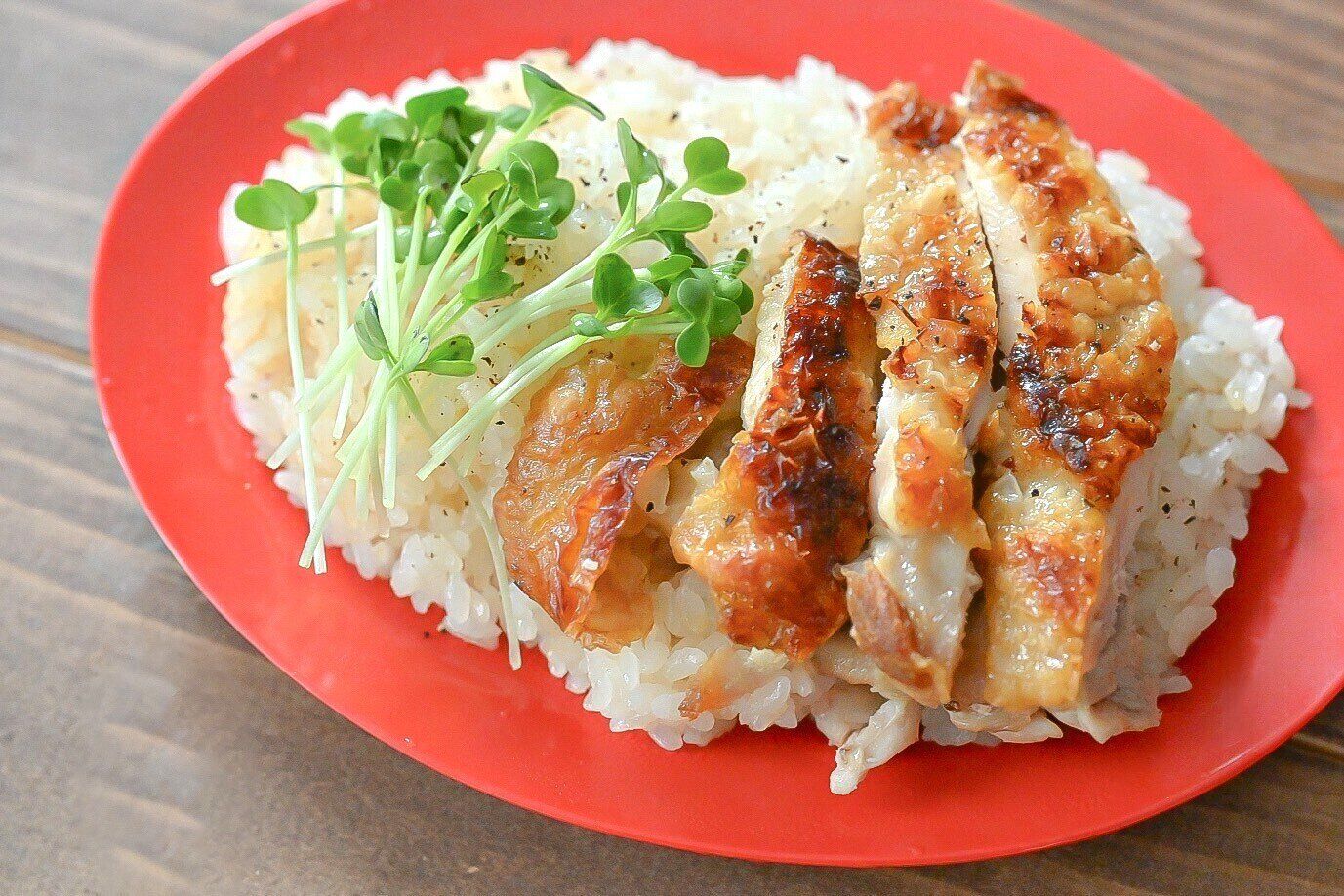 赤い皿に盛られた海南チキンライス