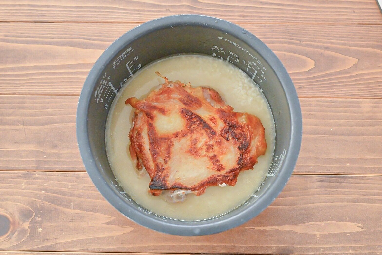 炊飯器に入れた鶏もも肉