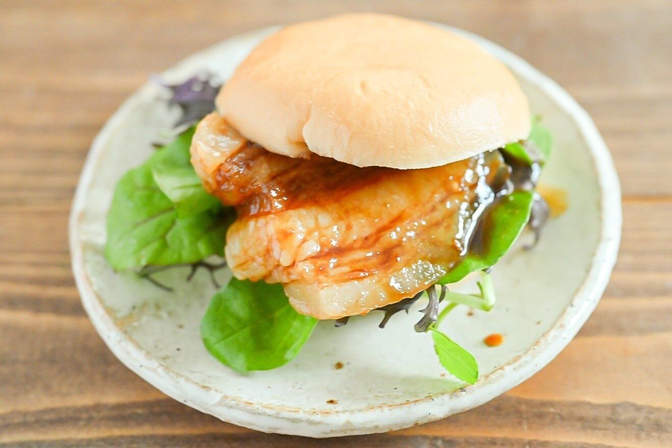 皿に盛られた焼豚バーガー