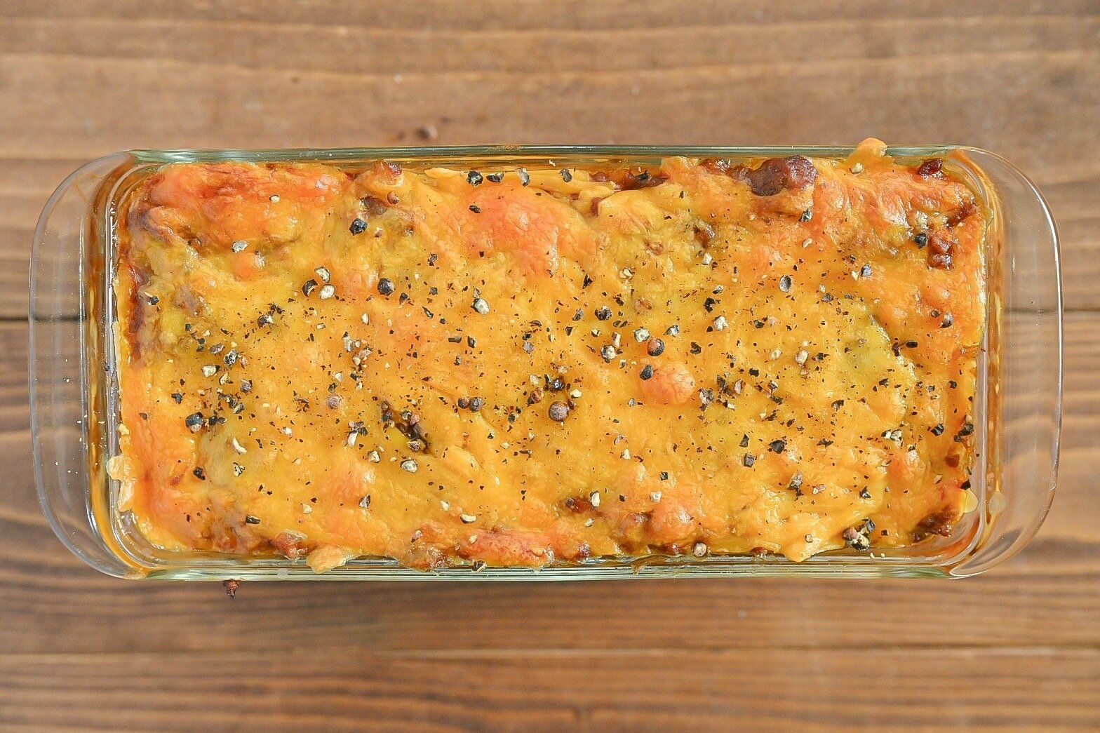 耐熱容器に入ったラザニア