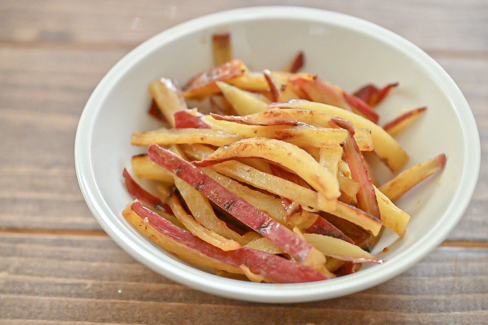 白い皿に盛られたサツマイモのミルクファッジ炒め