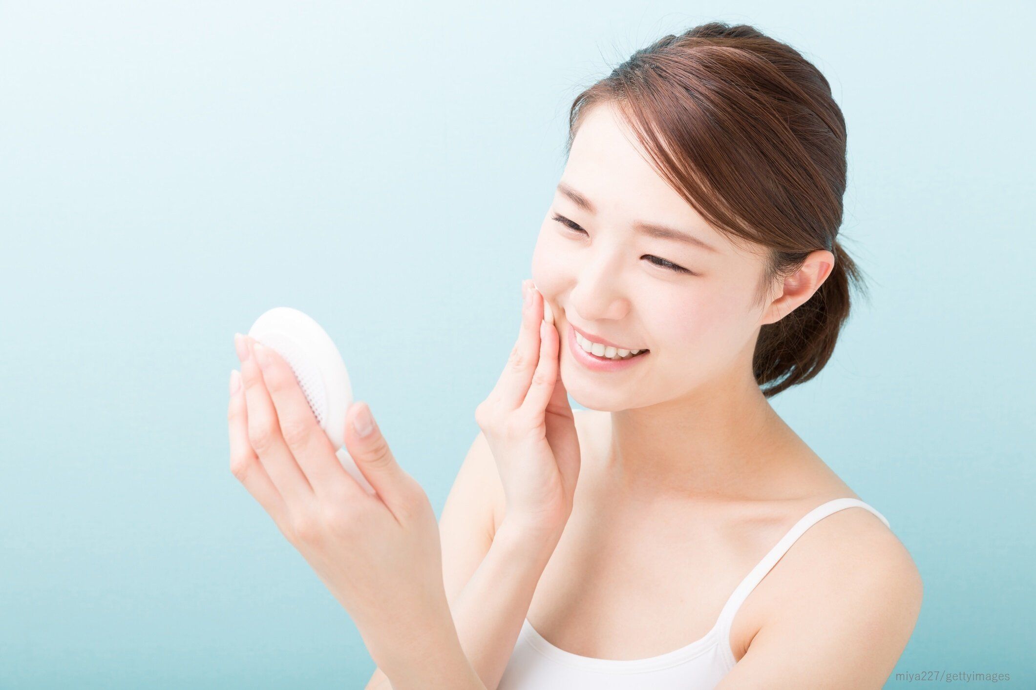 肌の潤いを確認する女性