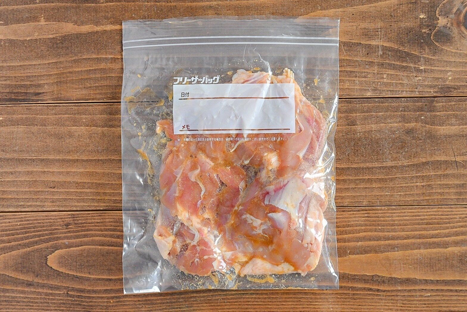 保存用ポリ袋に入った鶏もも肉