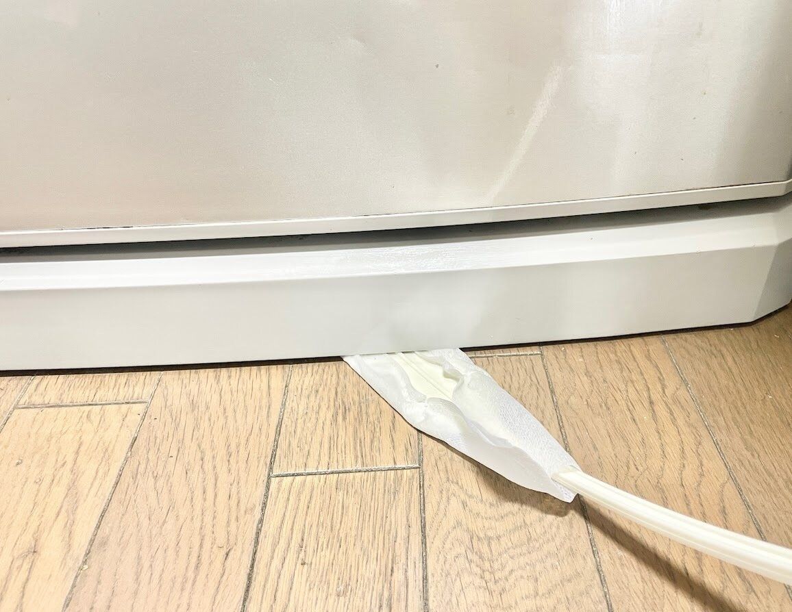 冷蔵庫下の隙間に入る