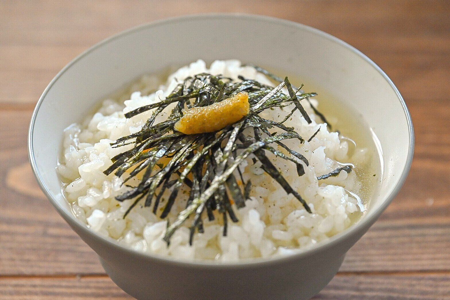 茶碗に入っただし茶漬け