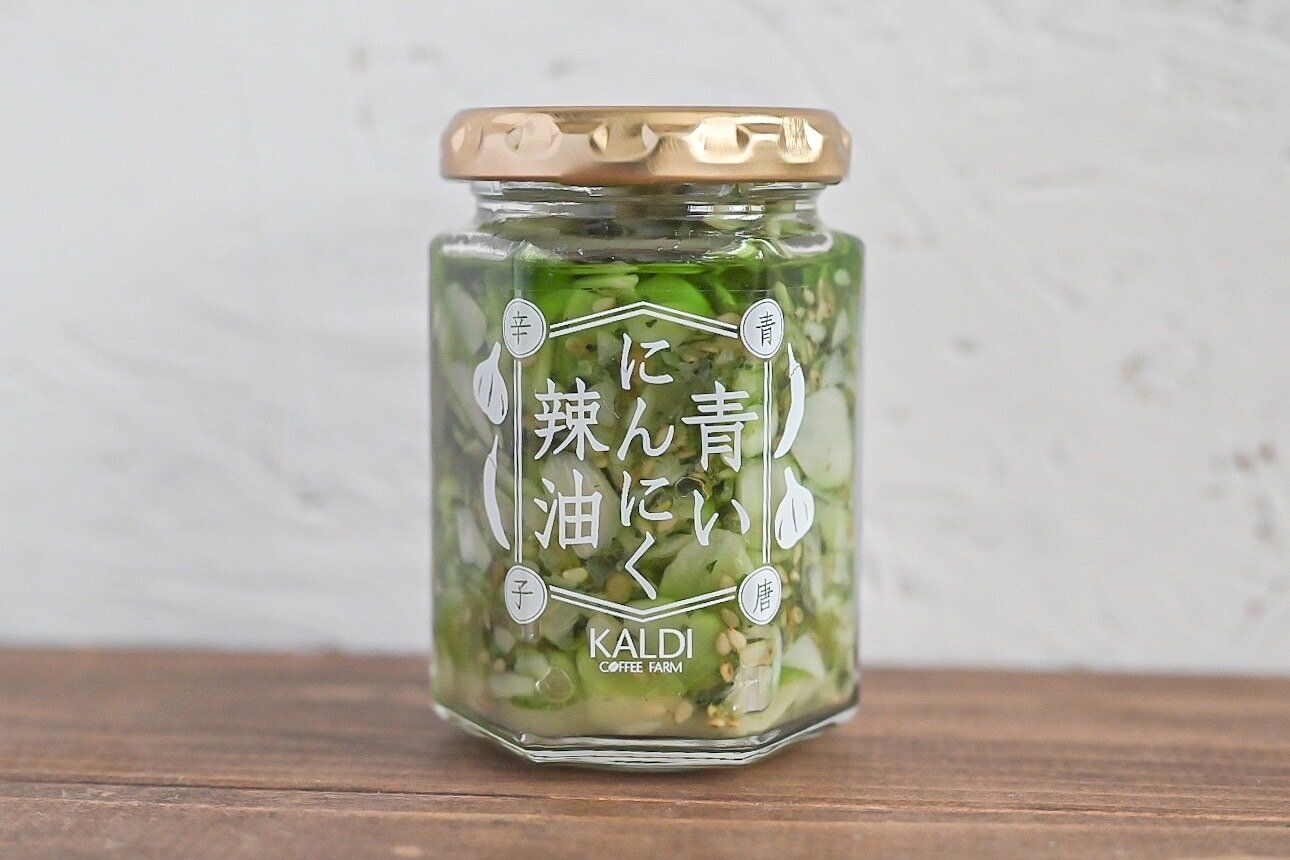 「青いにんにく辣油」のパッケージ