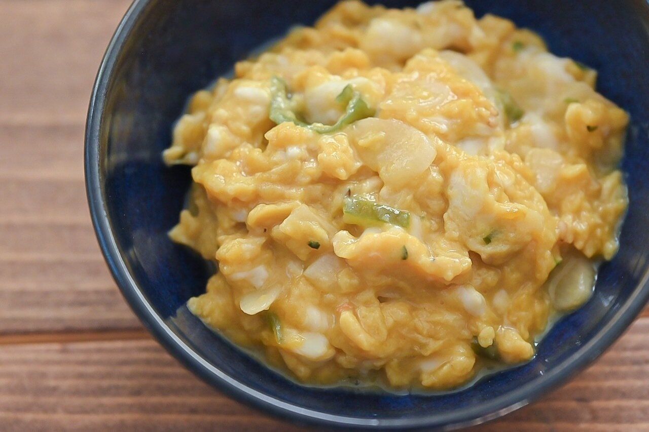 青い皿に盛られたたまご炒め