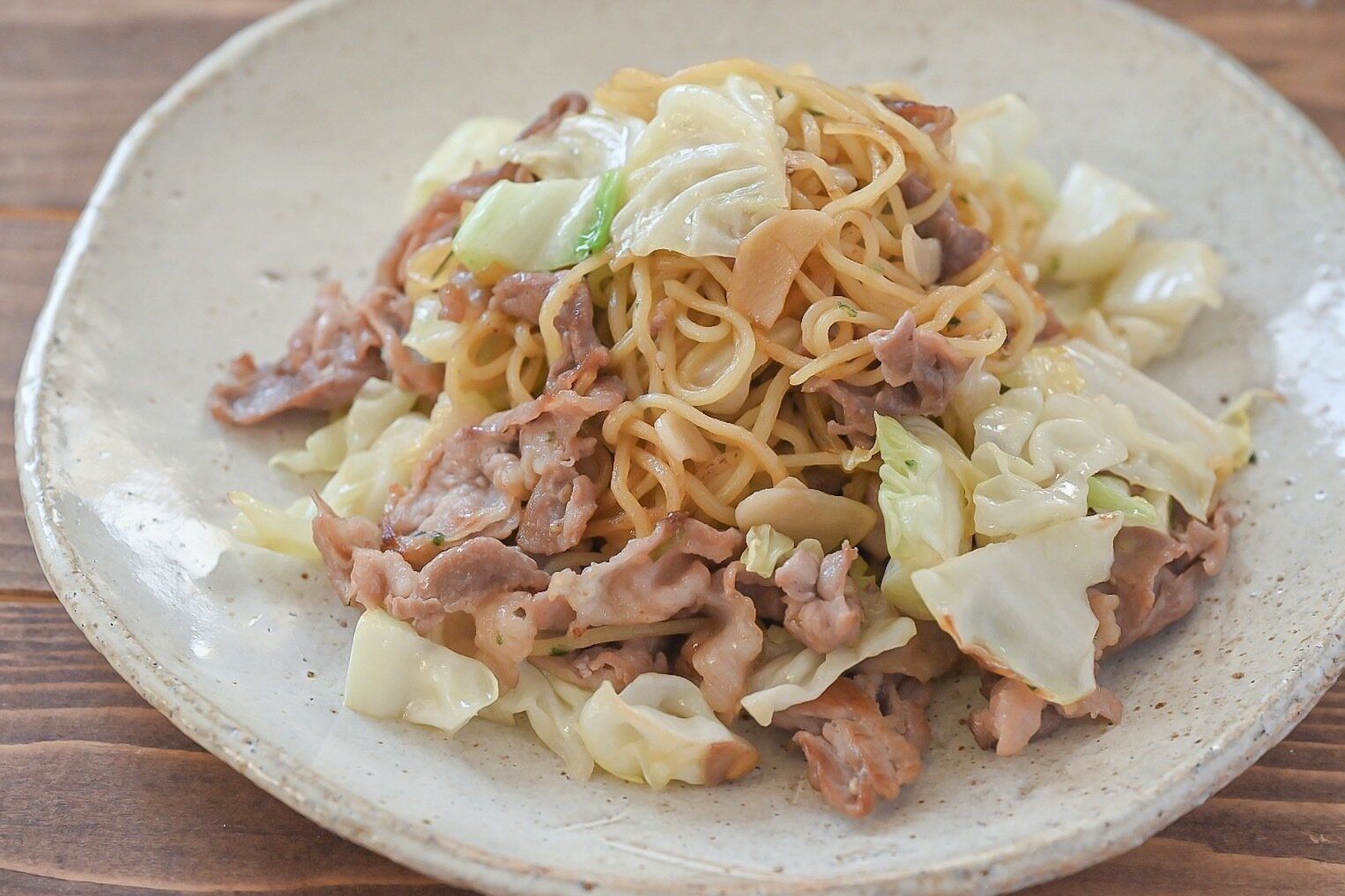陶器の皿に盛られた焼きそば