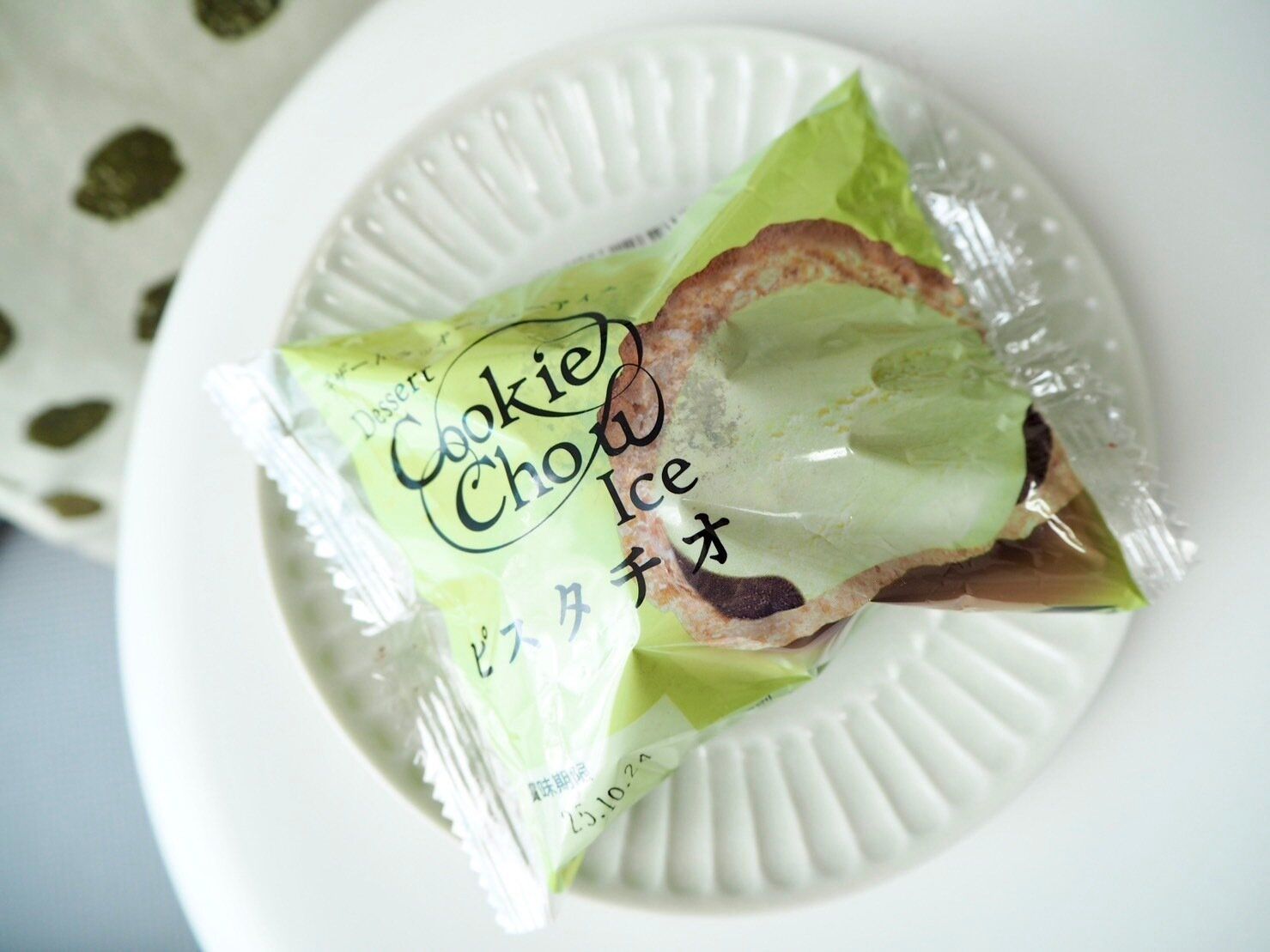 シャトレーゼ「DESSERTクッキーシューアイス ピスタチオ」商品写真