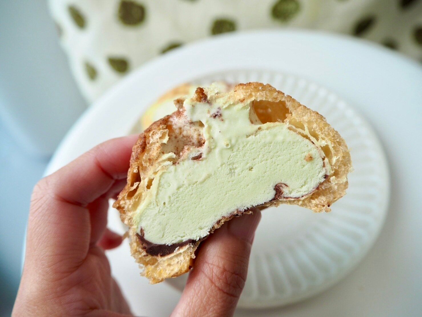 シャトレーゼ「DESSERTクッキーシューアイス ピスタチオ」断面写真