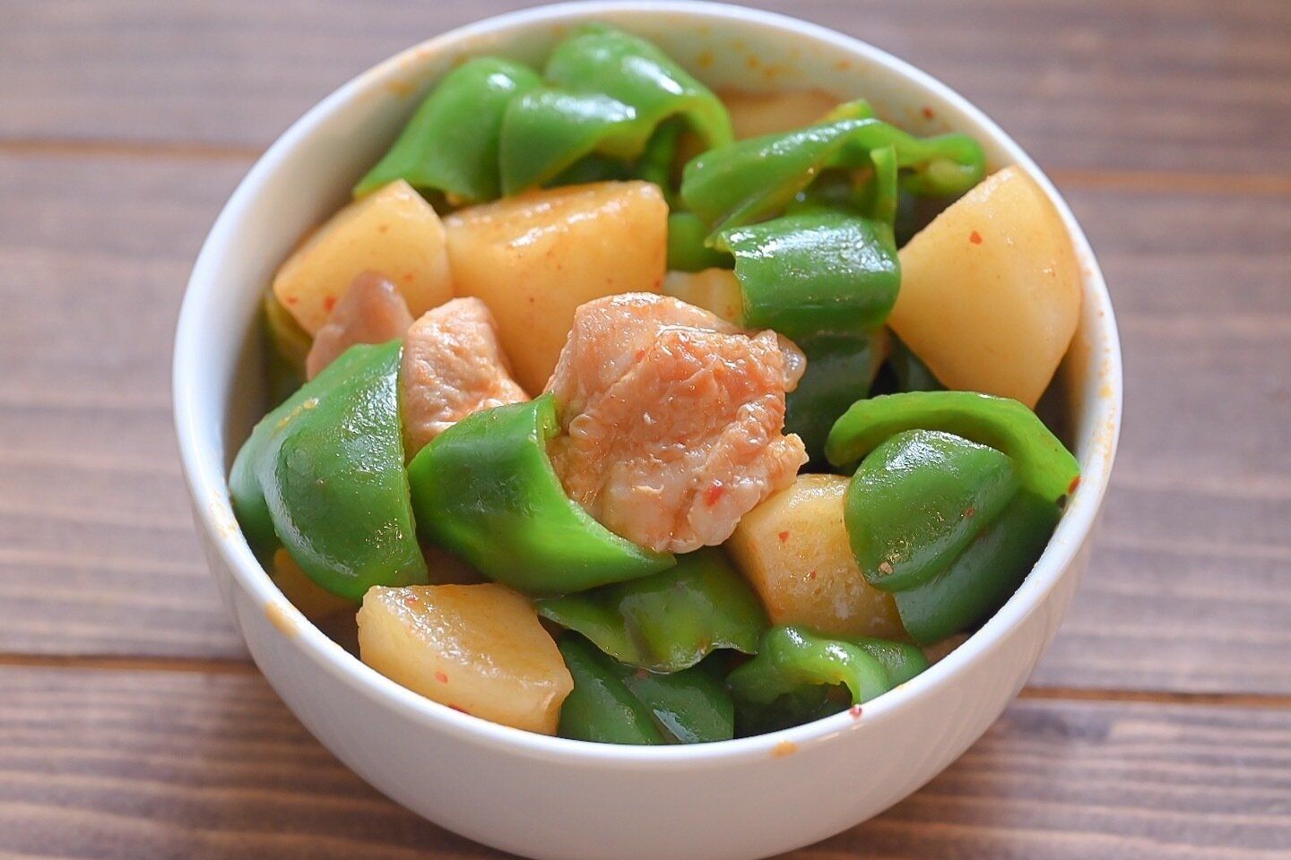 白い皿に盛られた大皿鶏