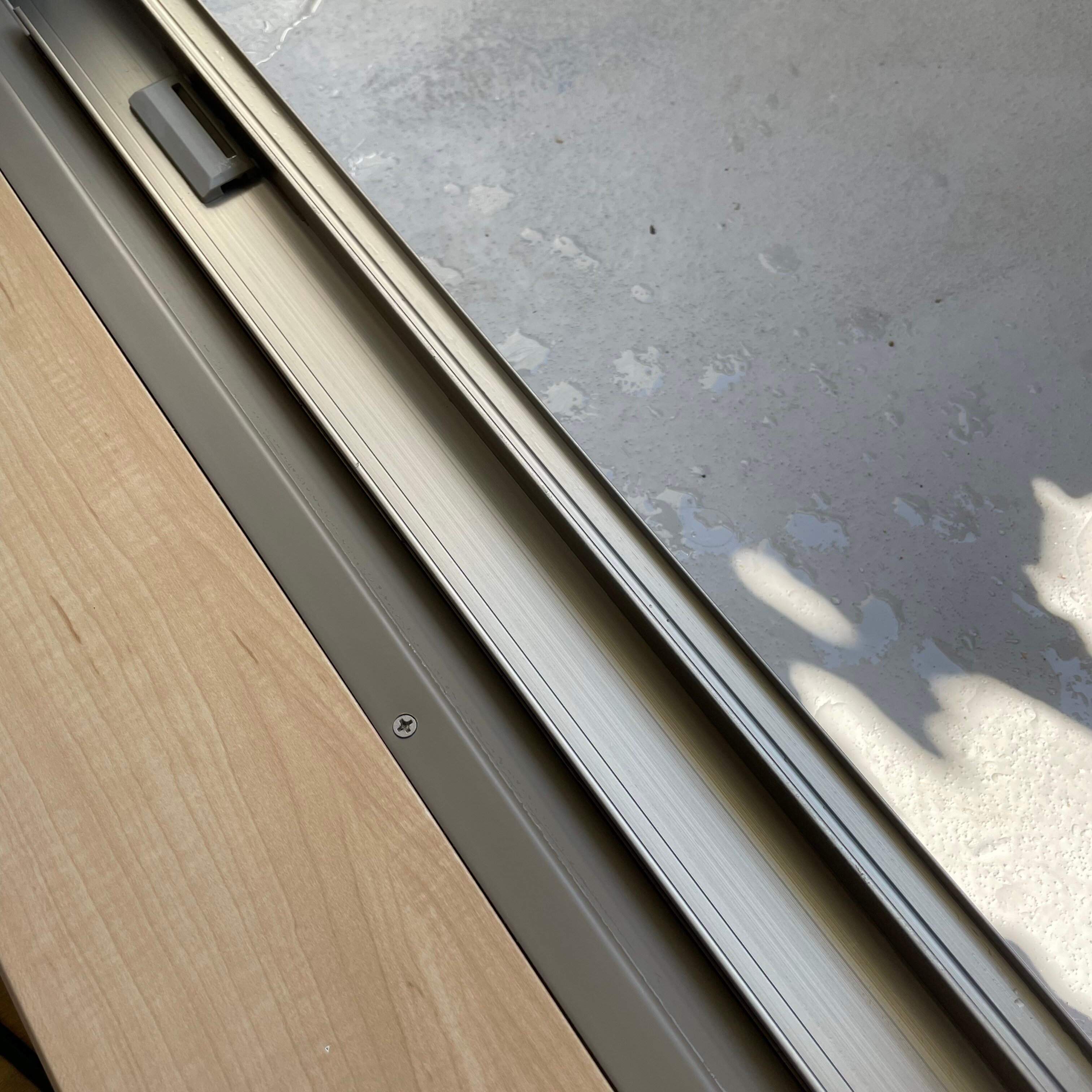 ダイソーの「ペットボトルにつけるスリムブラシ」