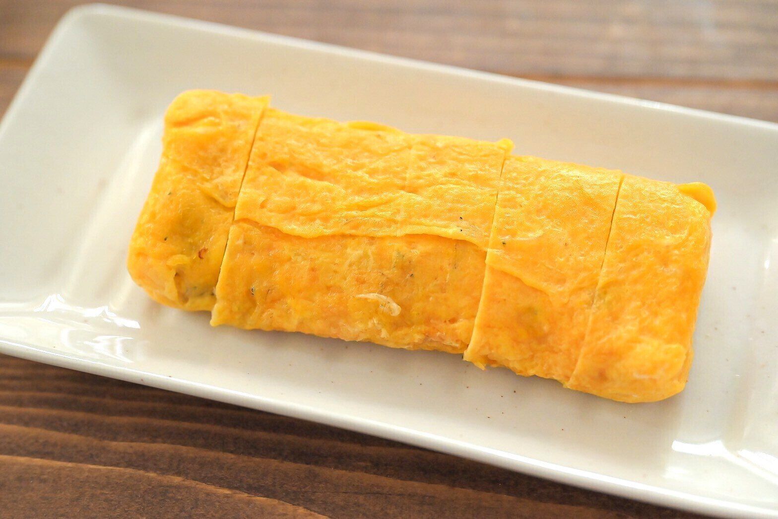 白い皿に盛られた卵焼き