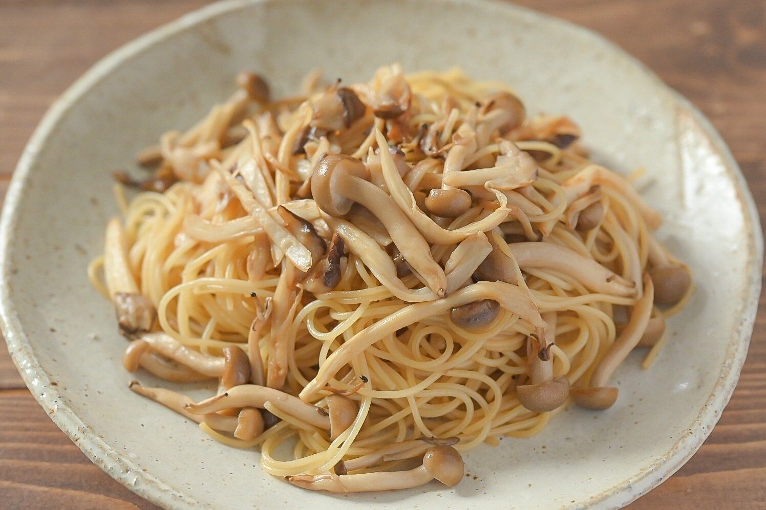 皿に盛られたきのこパスタ