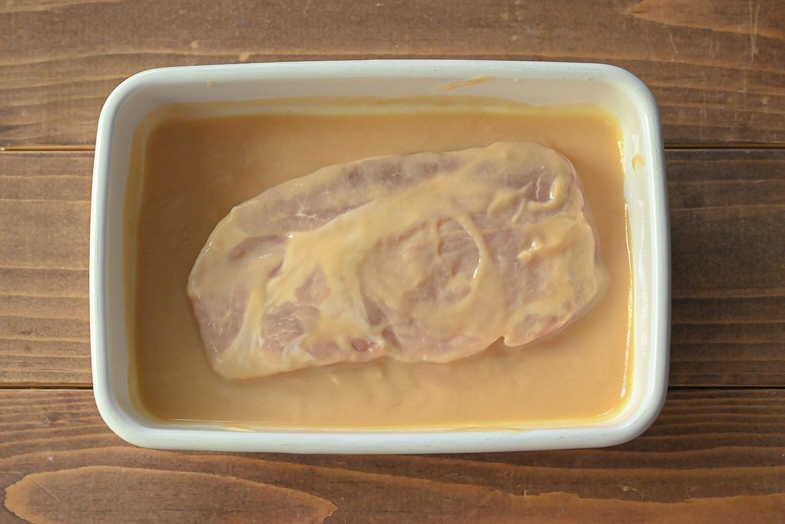 「粕漬け焼きの素」に浸かった豚肉