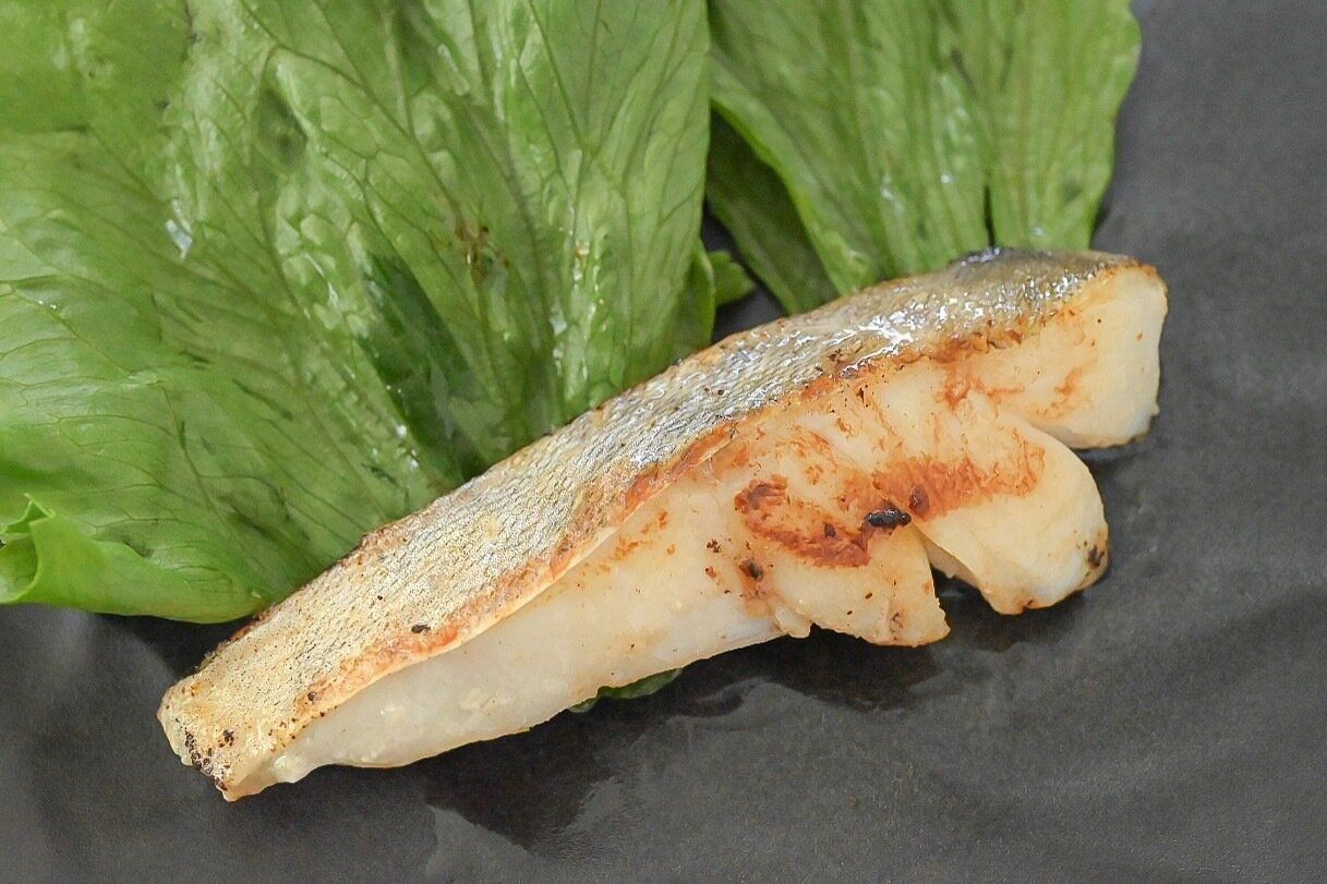 黒い皿に盛られた白身魚の粕漬け焼き