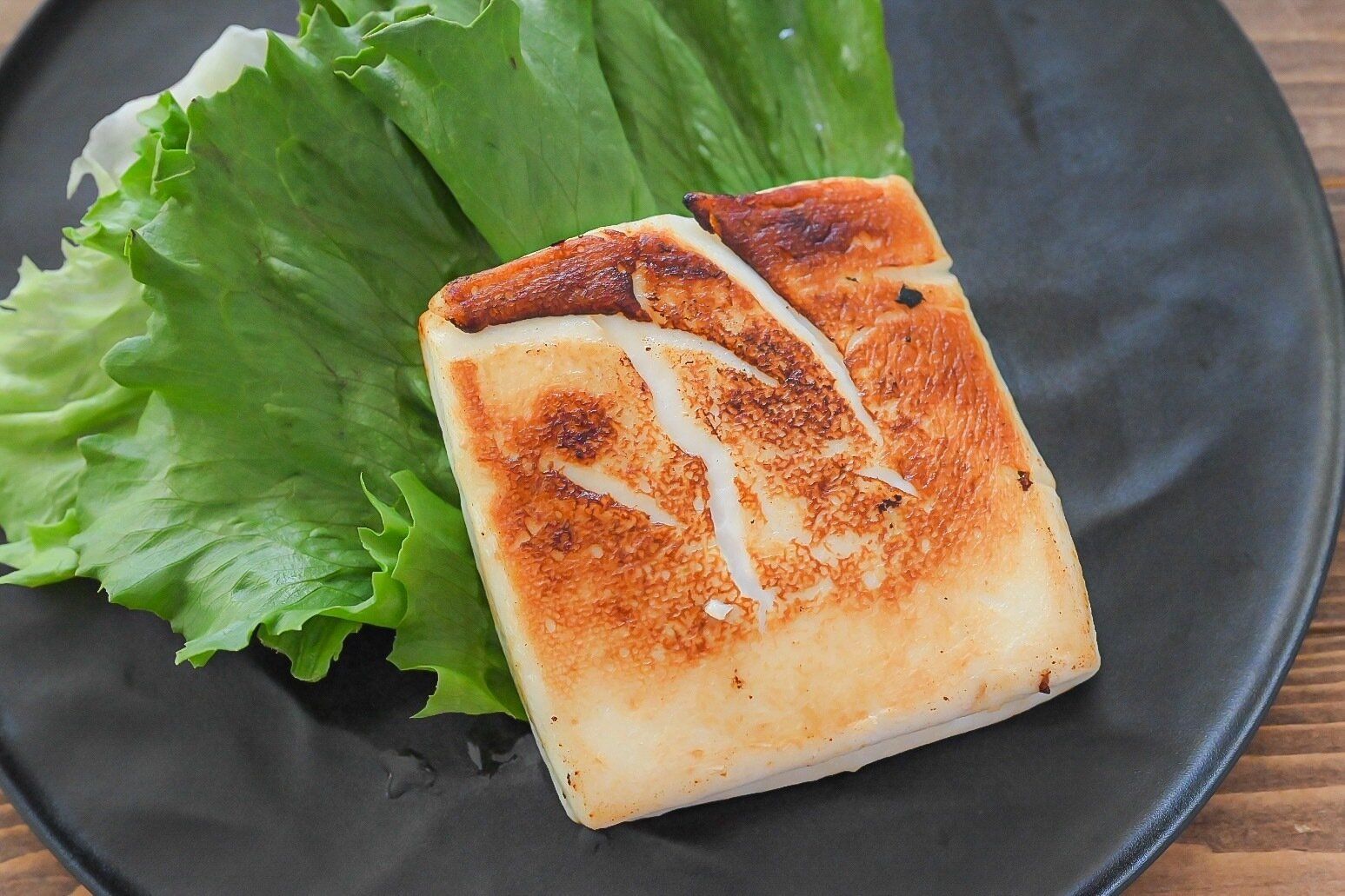 黒い皿に盛られたはんぺんの粕漬け焼き