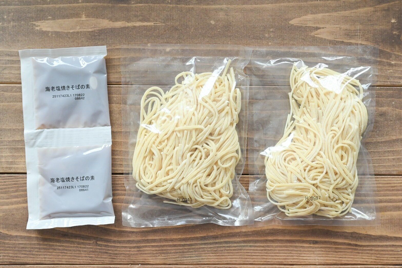 テーブルに並んだ「海老塩焼きそば」の中身