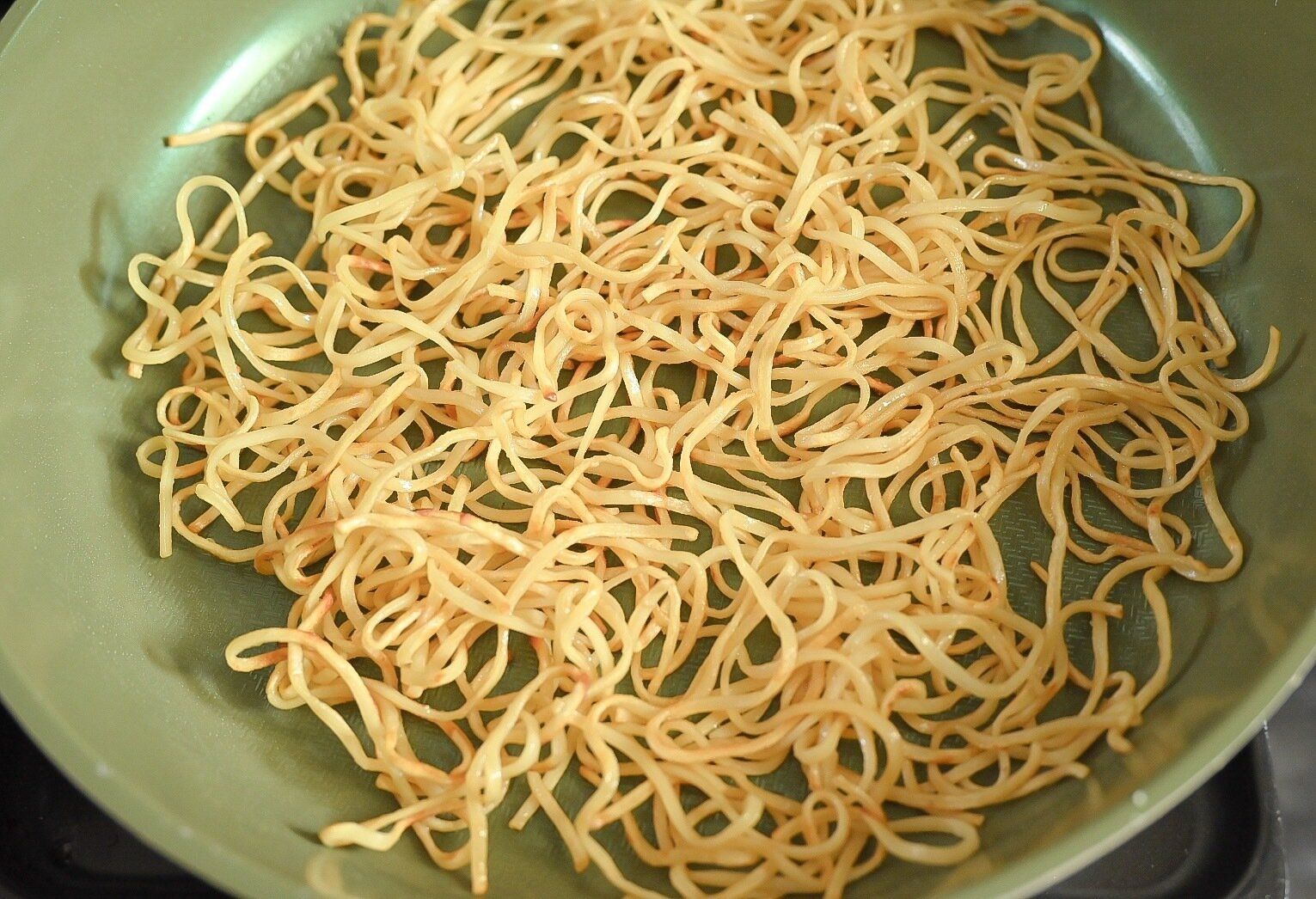 フライパンで炒めた麺