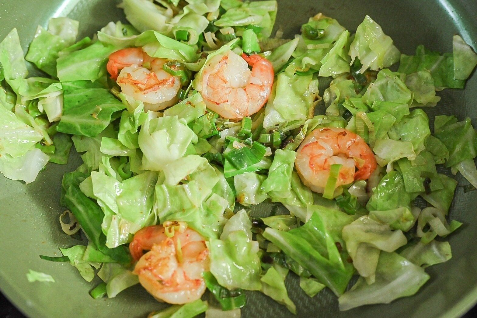 フライパンに入った炒めた食材