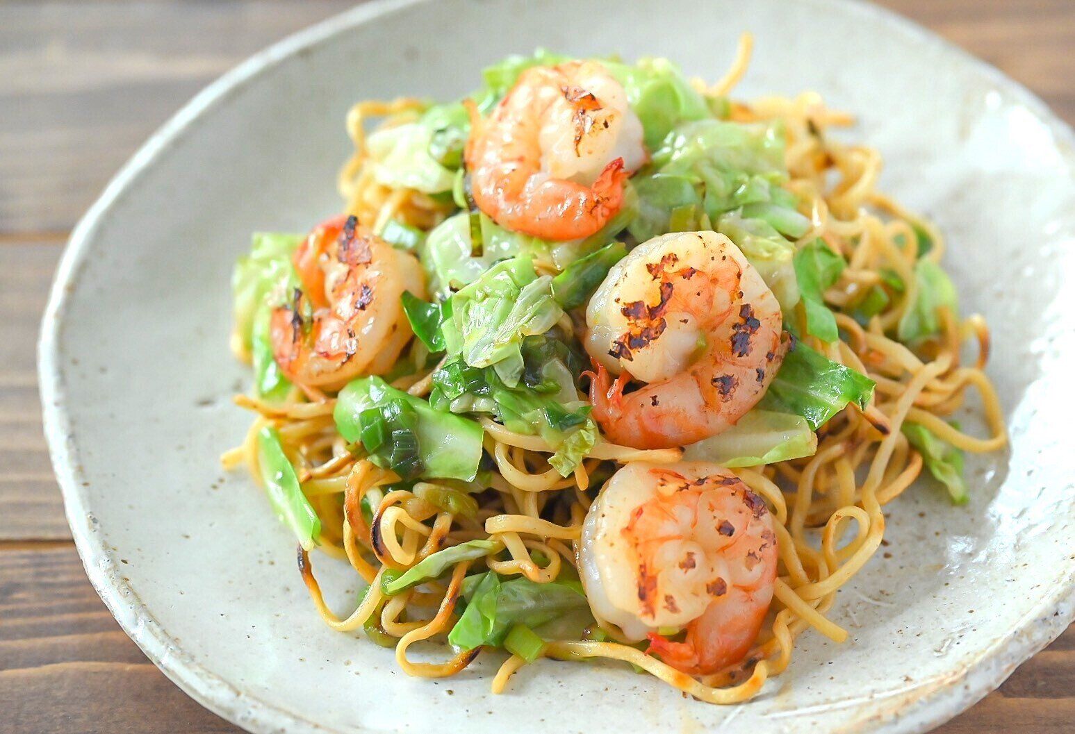 皿に盛られた海老塩焼きそば