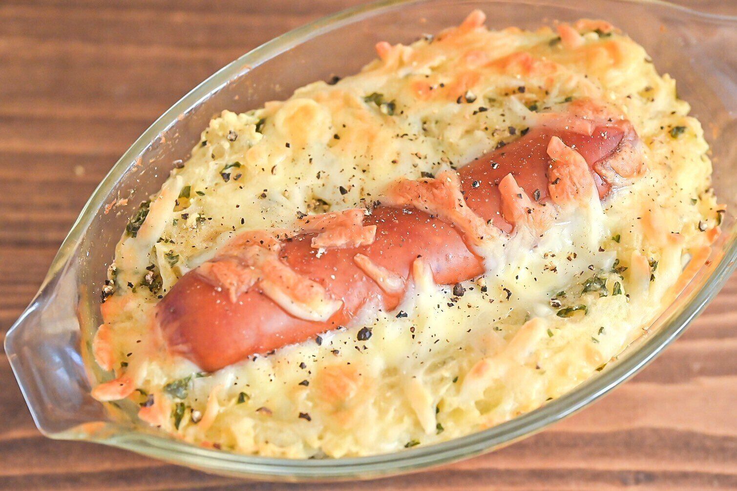 耐熱容器に入ったジョンソンヴィルのポテトオーブン焼き