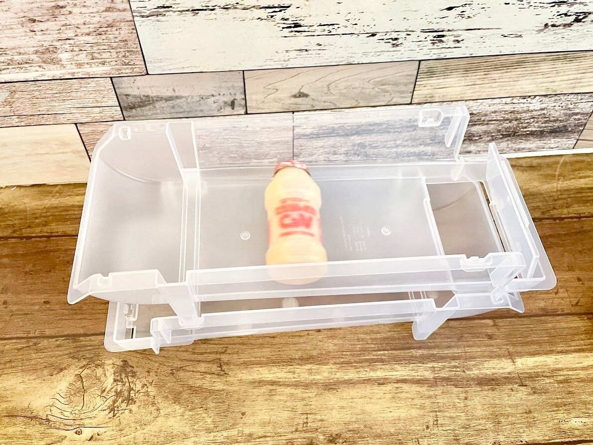 フラップを開けて乳酸菌飲料を入れる