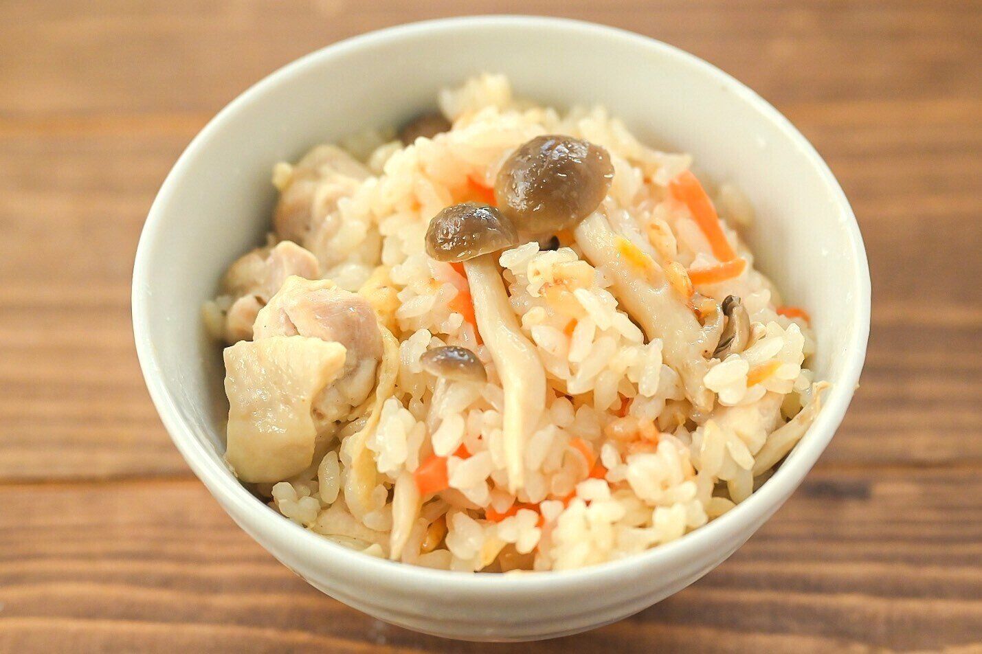 茶碗に入った牛肉だしの素の炊き込みごはん