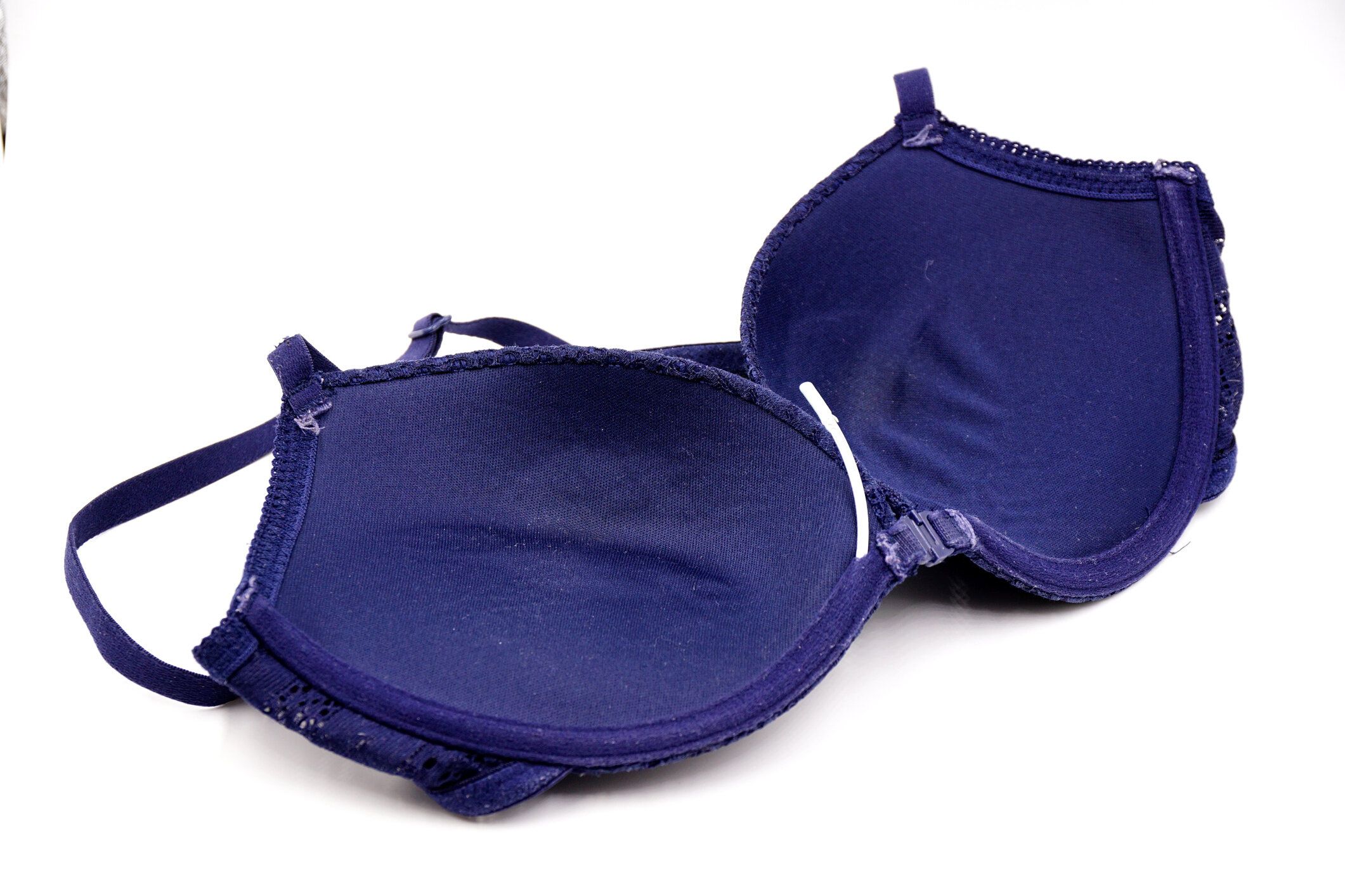 古いブラジャーから出てくる金属